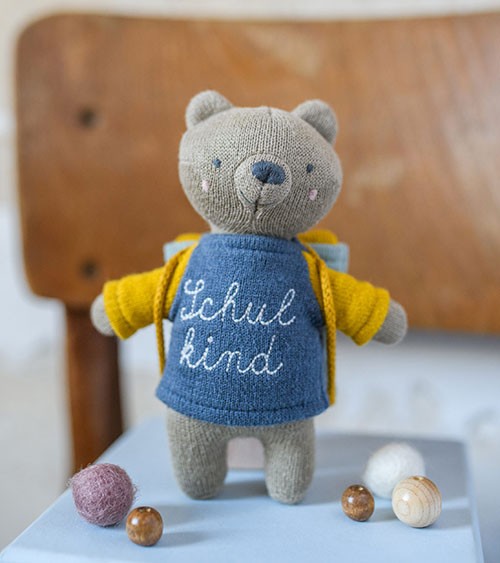 Bär "Schulkind" mit Ranzen (GOTS) - blau - 10 x 13 cm