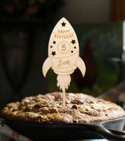 Dein Cake-Topper "Rakete" aus Holz - Wunschtext