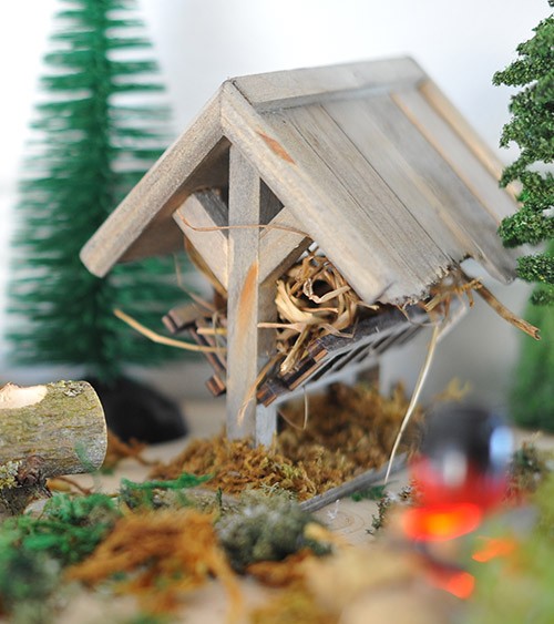 Kleine Miniatur Futterkrippe aus Holz im Wichtelwald