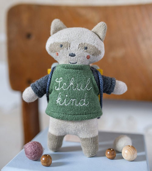 Waschbär "Schulkind" mit Ranzen (GOTS) - 11 x 14 cm