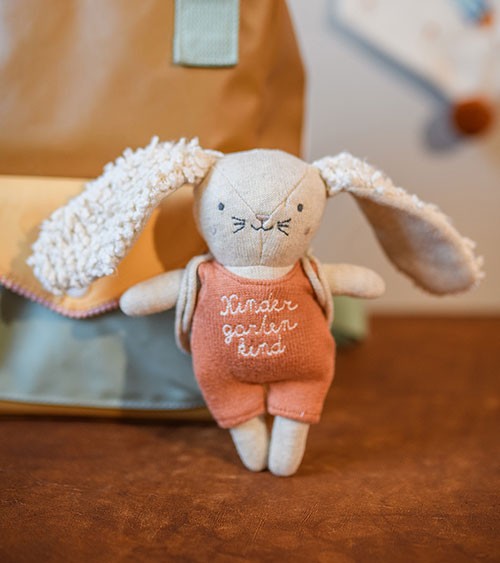 Hase "Kindergartenkind" mit Rucksack (GOTS) - lachs - 12 x 16 cm