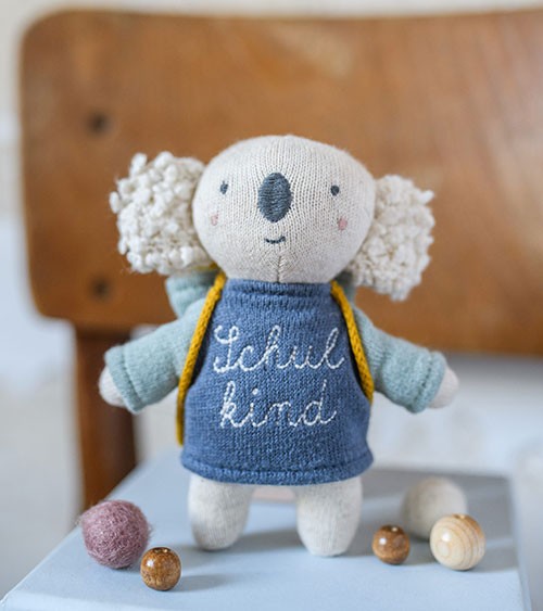 Koala "Schulkind" mit Ranzen (GOTS) - blau - 11 x 13 cm