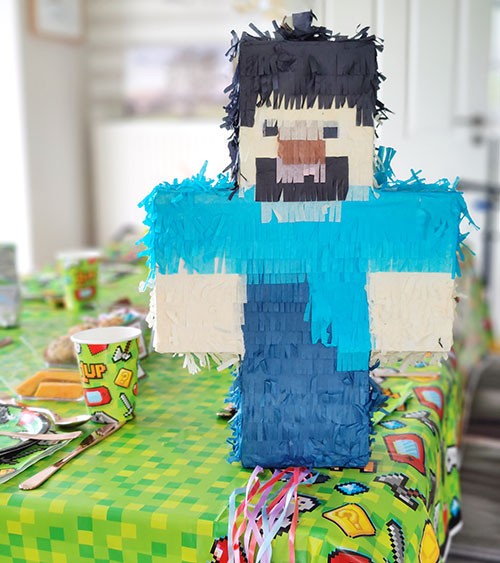 Pinata "Mr. Pixel" - 28 x 40 cm