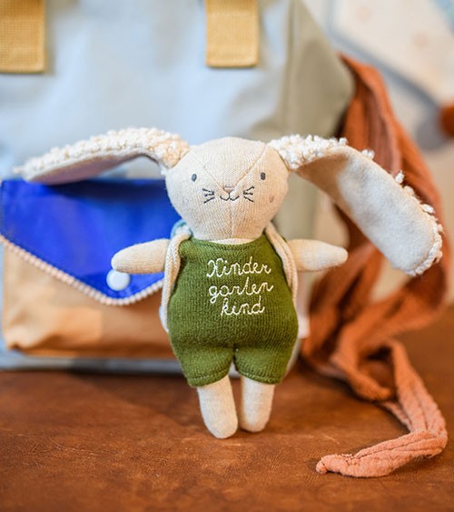 Hase "Kindergartenkind" mit Rucksack (GOTS) - oliv - 12 x 16 cm
