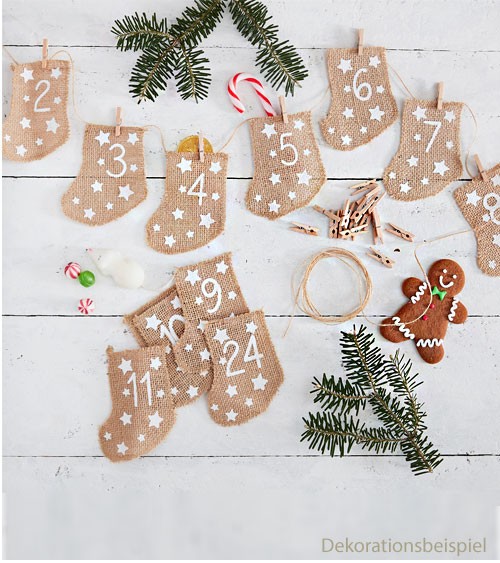 Adventskalender-Söckchen aus Jute mit Klammern und Schnur