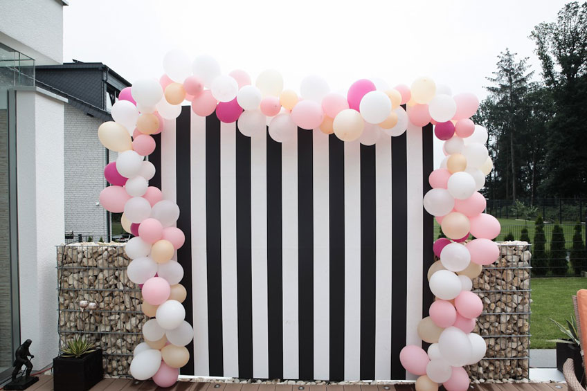 Mach geniale Geburtstagsfotos vor der Fotowand mit Luftballonrand (c) Voth Immobilien Mach geniale Geburtstagsfotos vor der Fotowand mit Luftballonrand (c) Voth Immobilien