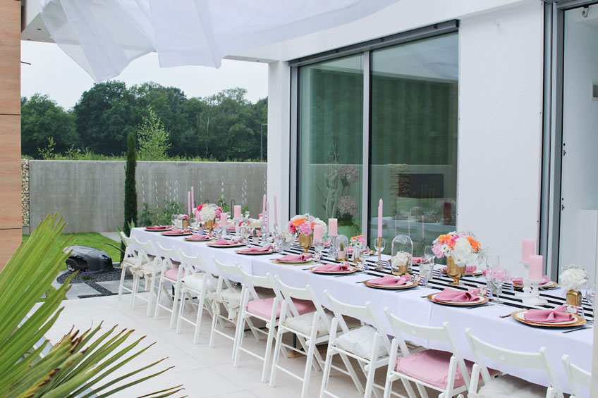 Festlich dekorierter Tisch für die Dinnerparty im Freien (c) Voth Immobilien Festlich dekorierter Tisch für die Dinnerparty im Freien (c) Voth Immobilien