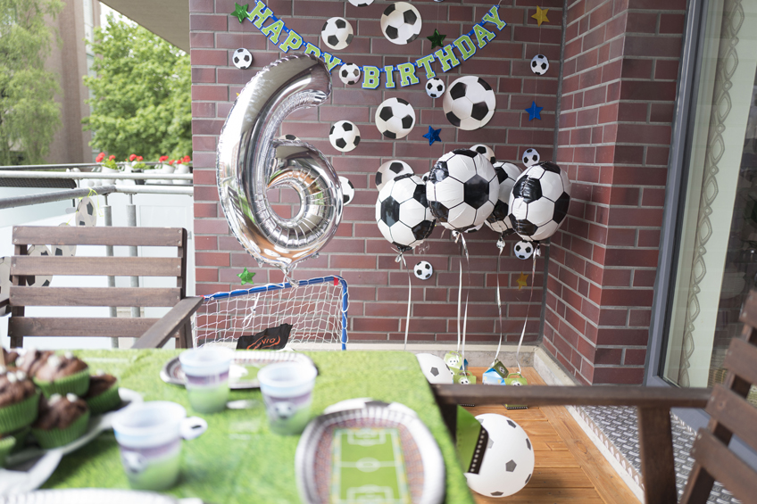 Girlanden, Luftballons und Partygeschirr - hier ist alles dem Motto Fußball treu © juliaweisshome