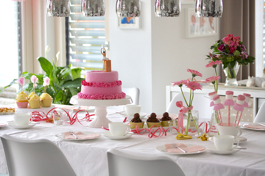 Der Sweet Table zum Ballerina-Geburtstag mit Mashmallow-Ballerinen im rosa Tutu, Ballerina-Torte und viel rosa Deko. Foto: Fräulein Kuchenzauber Der Sweet Table zum Ballerina-Geburtstag mit Mashmallow-Ballerinen im rosa Tutu, Ballerina-Torte und viel rosa Deko. Foto: Fräulein Kuchenzauber