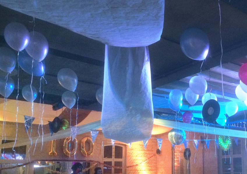 Schimmernde Ballons an der Decke kreieren eine einzigartige Kulisse Schimmernde Ballons an der Decke kreieren eine einzigartige Kulisse