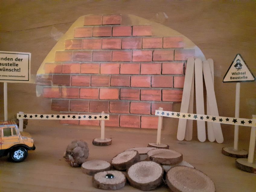 Eine Wichteltür-Baustelle kündigt den Wichtel für die Schulklasse oder Kita an Eine Wichteltür-Baustelle kündigt den Wichtel für die Schulklasse oder Kita an