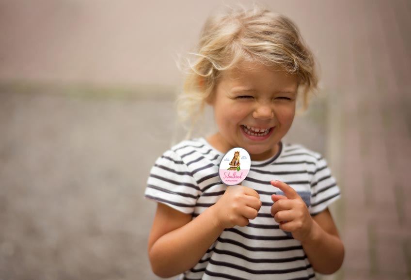 Schenk deinem Schulkind zur Einschulung einen individualisierbaren Button mit Schul-Maskottchen Schenk deinem Schulkind zur Einschulung einen individualisierbaren Button mit Schul-Maskottchen