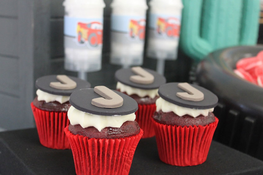 Mit dem Anfangsbuchstaben des Geburtstagskindes geschmückt, sind die Cupcakes ein besonderes Highlight. Mit dem Anfangsbuchstaben des Geburtstagskindes geschmückt, sind die Cupcakes ein besonderes Highlight.
