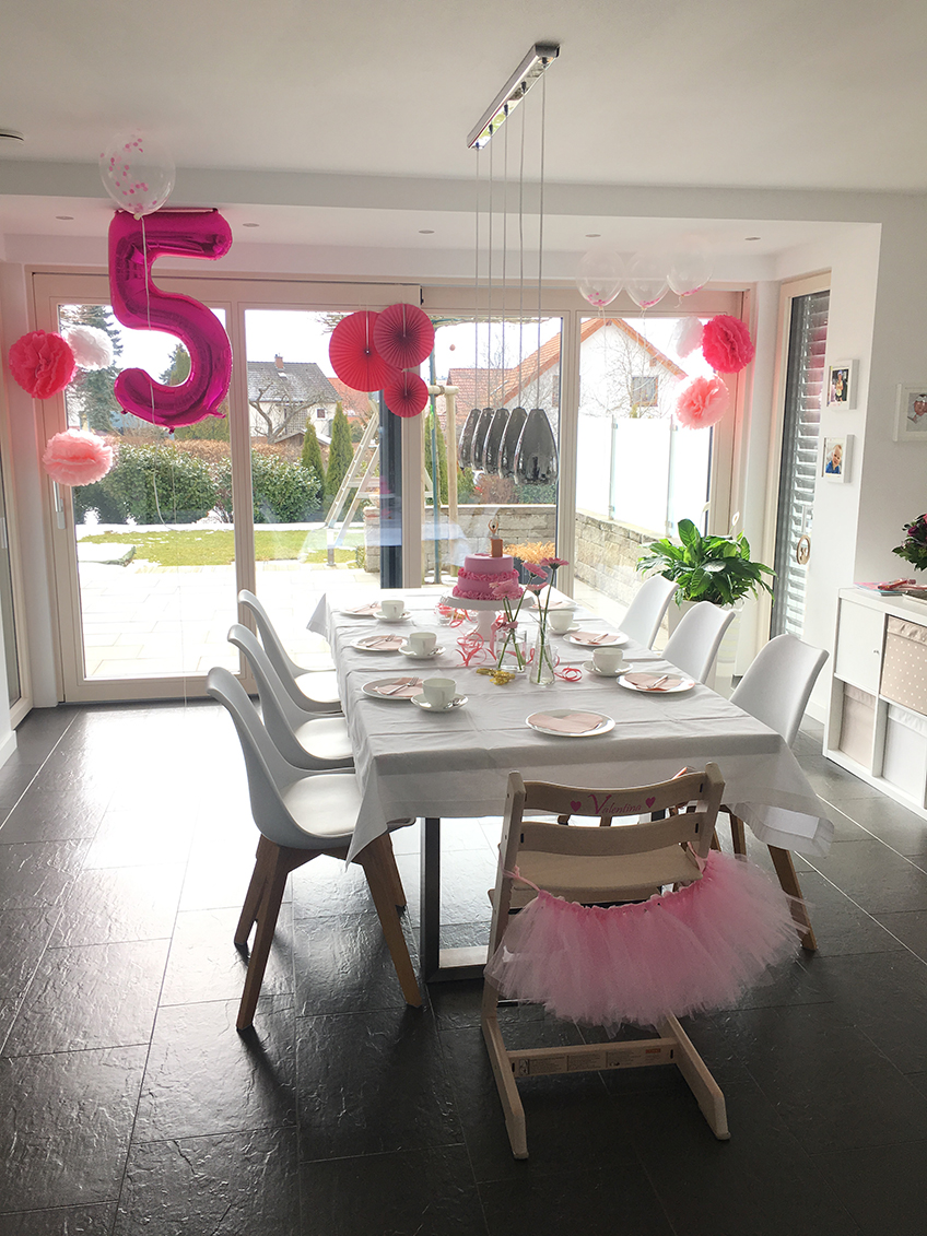 So könnte euer Geburtstagstisch zur Ballerina-Party aussehen - tolle Deko in Rosa und Pink und Kuchen mit Tutu. Foto: Fräulein Kuchenzauber So könnte euer Geburtstagstisch zur Ballerina-Party aussehen - tolle Deko in Rosa und Pink und Kuchen mit Tutu. Foto: Fräulein Kuchenzauber