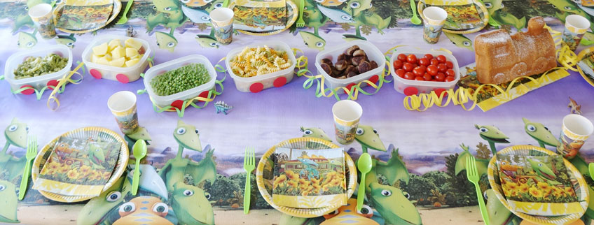 Mittagessen für den Kindergeburtstag in Zug-Waggon-Schalen Mittagessen für den Kindergeburtstag in Zug-Waggon-Schalen