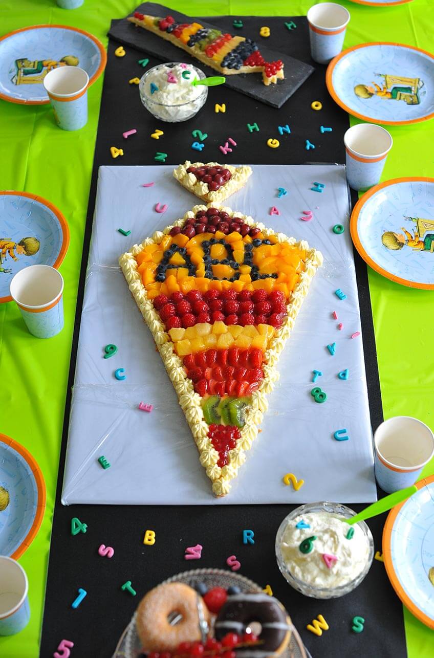 Die fruchtig-leichte Obsttorte in Schultüten-Form sieht super aus auf deiner Kaffeetafel zum Schulanfang Die fruchtig-leichte Obsttorte in Schultüten-Form sieht super aus auf deiner Kaffeetafel zum Schulanfang