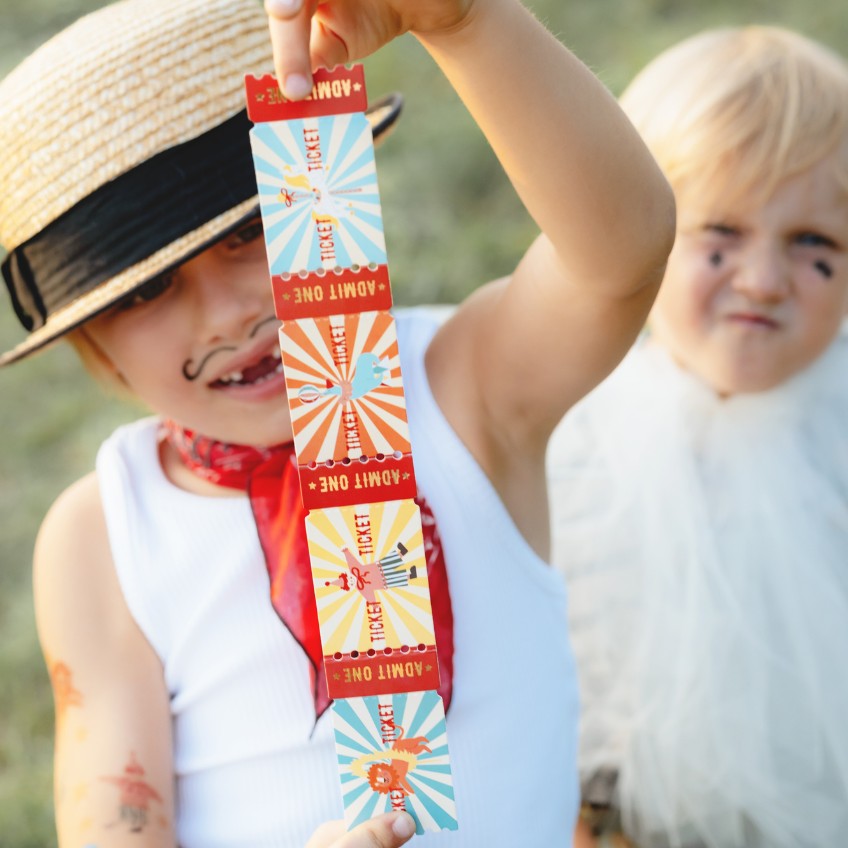 Leg deiner Einladung zum Zirkus-Kindergeburtstag ein Ticket bei - macht kaum Aufwand, aber alles so viel cooler!
