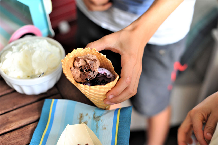 Selbstgemachtes Eis mit der Eisstation auf der heimischen Feier Selbstgemachtes Eis mit der Eisstation auf der heimischen Feier