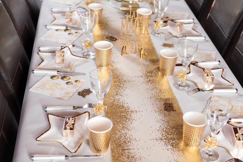 Ein eleganter Weihnachtstisch mit goldenem Geschirr Ein eleganter Weihnachtstisch mit goldenem Geschirr