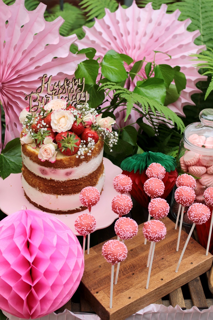 Die volle Dosis Erdbeeren - toller Naked Cake mit Erdbeeren für den sommerlichen Sweet Table zum Geburtstag Die volle Dosis Erdbeeren - toller Naked Cake mit Erdbeeren für den sommerlichen Sweet Table zum Geburtstag