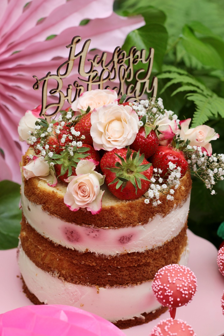 Der Erdbeer-Naked-Layer-Cake mit Yogurette macht sich toll auf dem Sommergeburtstag und jedem Erdbeer-Sweet-Table Der Erdbeer-Naked-Layer-Cake mit Yogurette macht sich toll auf dem Sommergeburtstag und jedem Erdbeer-Sweet-Table