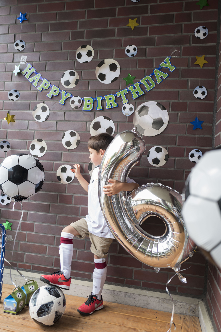 Mit Folienballon, Fußball, toller Deko und Tor ist der kleine Champion zum sechsten Geburtstag gut ausgerüstet © juliaweisshome Mit Folienballon, Fußball, toller Deko und Tor ist der kleine Champion zum sechsten Geburtstag gut ausgerüstet © juliaweisshome