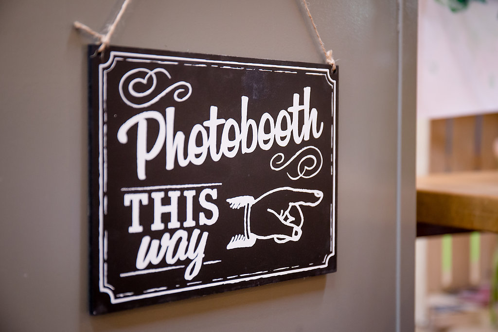 Die schöne Kreidetafel im Vintage-Look zeigt, wo es zur Fotokabine geht Die schöne Kreidetafel im Vintage-Look zeigt, wo es zur Fotokabine geht
