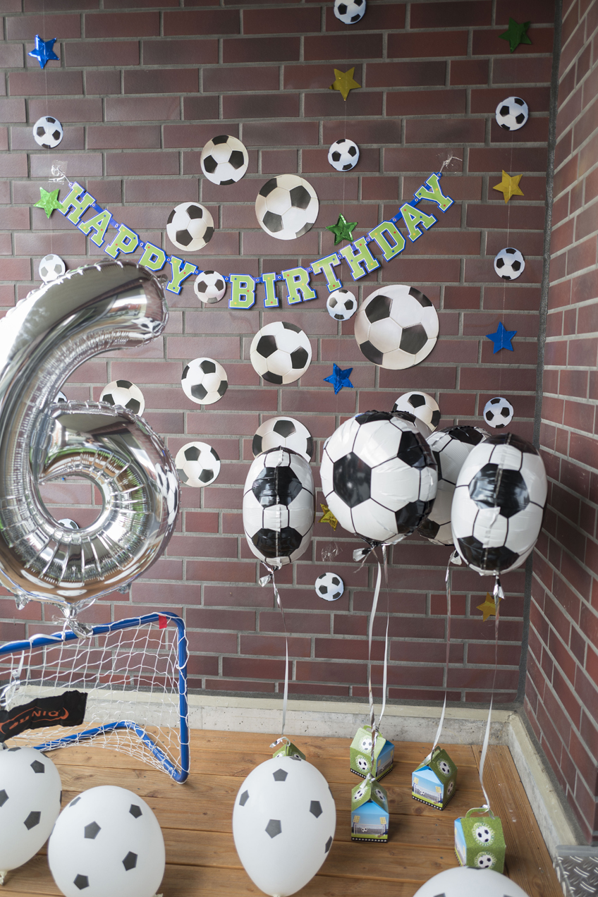 Fußball-Gastgeschenkboxen an Heliumballons für eure Mannschaft - denn heute gibt es nur Gewinner auf der Fußballparty © juliaweisshome Fußball-Gastgeschenkboxen an Heliumballons für eure Mannschaft - denn heute gibt es nur Gewinner auf der Fußballparty © juliaweisshome