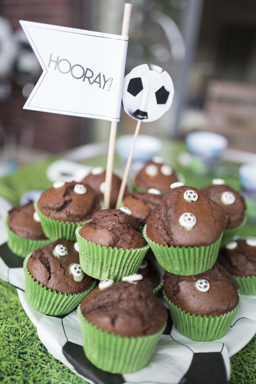 Fußballfans wird mit diesen Muffins mit kleinen Fußbällen der Tag versüßt © juliaweisshome Fußballfans wird mit diesen Muffins mit kleinen Fußbällen der Tag versüßt © juliaweisshome