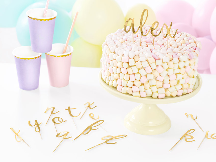 Mit Namens-Cake-Topper wird die Geburtstagsdeko noch persönlicher Mit Namens-Cake-Topper wird die Geburtstagsdeko noch persönlicher