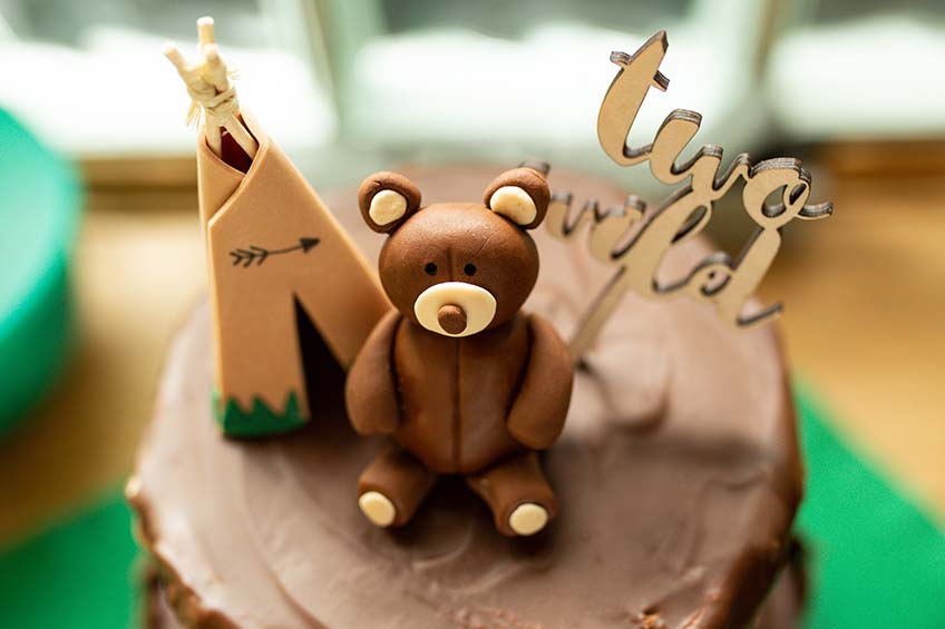 Tipi, Bär und Hold-Topper sind die perfekte Kuchen-Deko für den Waldtiere-Geburtstag (c) annalotz.fotografie Tipi, Bär und Hold-Topper sind die perfekte Kuchen-Deko für den Waldtiere-Geburtstag (c) annalotz.fotografie
