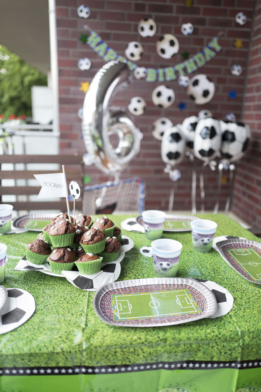 Mit grüner Tischdecke, mächtig viel Fußball-Deko und passenden Muffins besticht diese fußballstarke Geburtstagsdeko © juliaweisshome Mit grüner Tischdecke, mächtig viel Fußball-Deko und passenden Muffins besticht diese fußballstarke Geburtstagsdeko © juliaweisshome