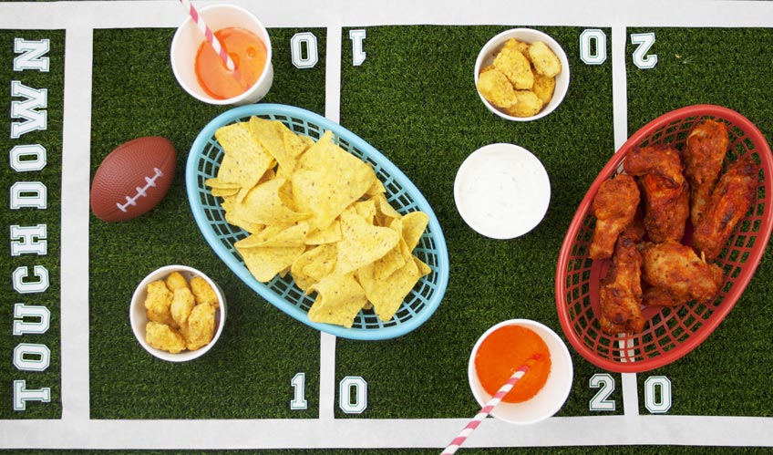 Mit Grasläufer oder passender Tischdecke kannst du ein cooles Super Bowl Spielfeld basteln Mit Grasläufer oder passender Tischdecke kannst du ein cooles Super Bowl Spielfeld basteln