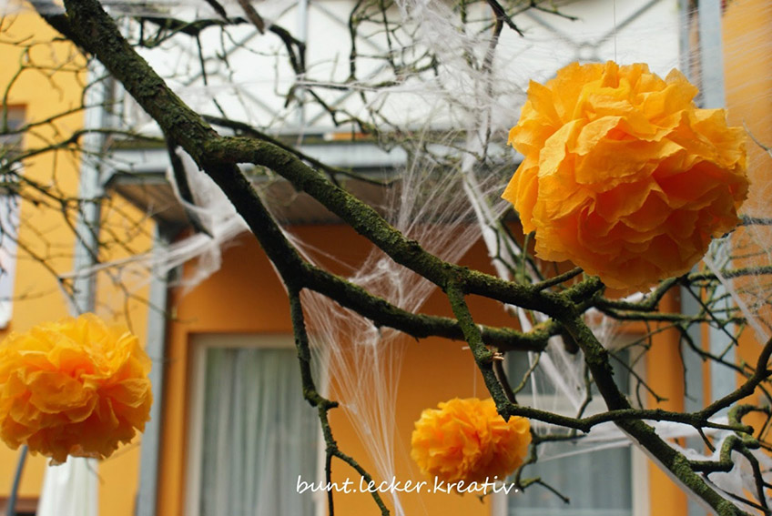 Bei trockenem Wetter ein wahrer Blickfang - Halloween-Pom-Poms in leuchtendem Orange (c) bunt.lecker.kreativ Bei trockenem Wetter ein wahrer Blickfang - Halloween-Pom-Poms in leuchtendem Orange (c) bunt.lecker.kreativ