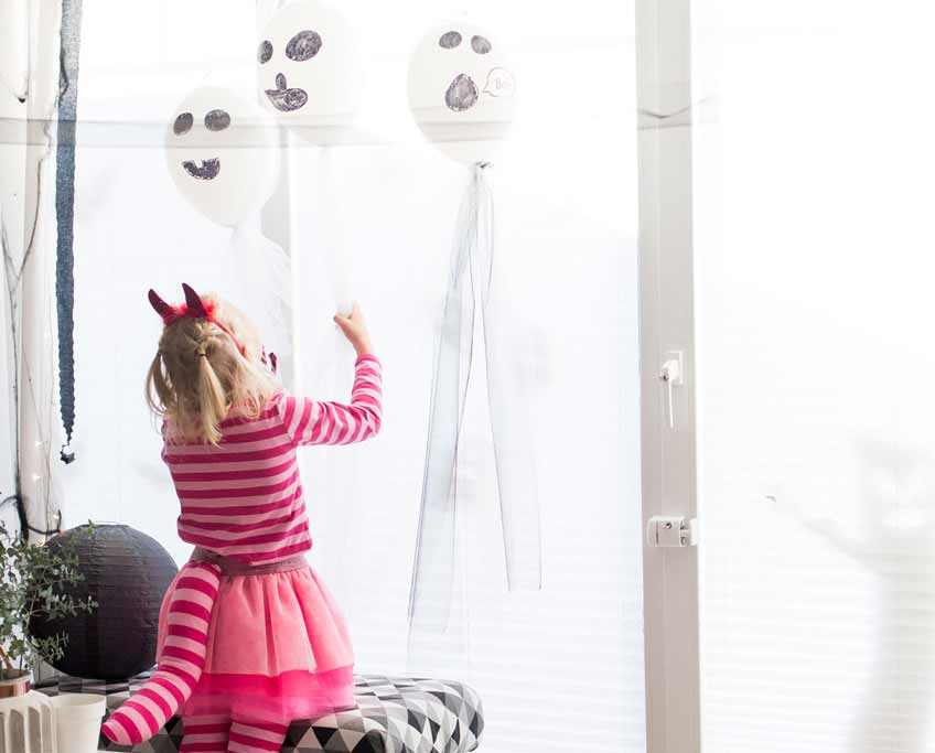 Ganz einfach gemacht - DIY Ballon-Geister zu Halloween (c) delari.de Ganz einfach gemacht - DIY Ballon-Geister zu Halloween (c) delari.de