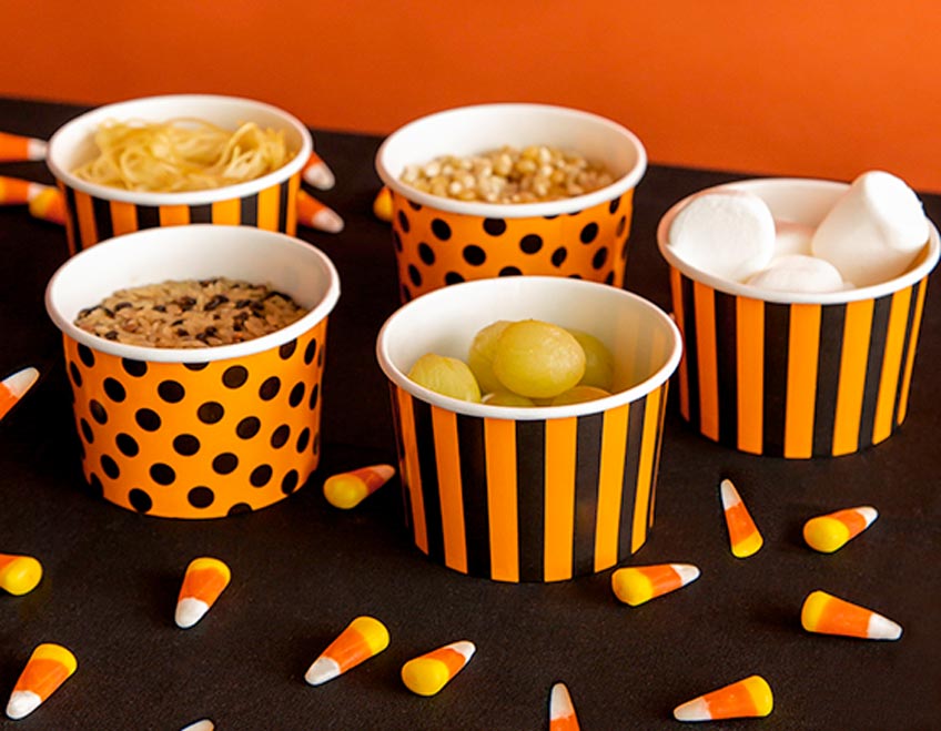 Heb die Zutaten für das Halloween-Spiel "Fühlen und Erraten" in süßen Schälchen auf Heb die Zutaten für das Halloween-Spiel "Fühlen und Erraten" in süßen Schälchen auf