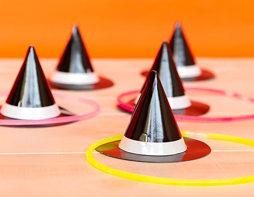 Halloweenspiel - Ringe werfen mit Hexenhüten Halloweenspiel - Ringe werfen mit Hexenhüten