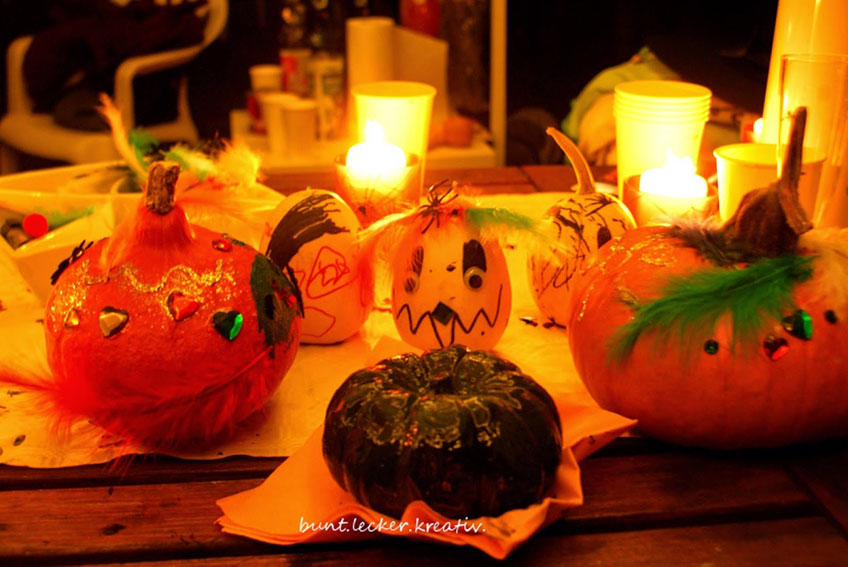 Auch bemalte und beklebte Kürbisse geben draußen eine stimmige Halloween-Deko ab (c) bunt.lecker.kreativ