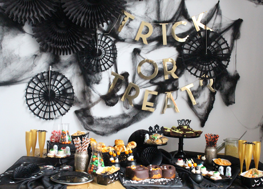 Eleganter Halloween Sweet Table in Gold und Schwarz 
