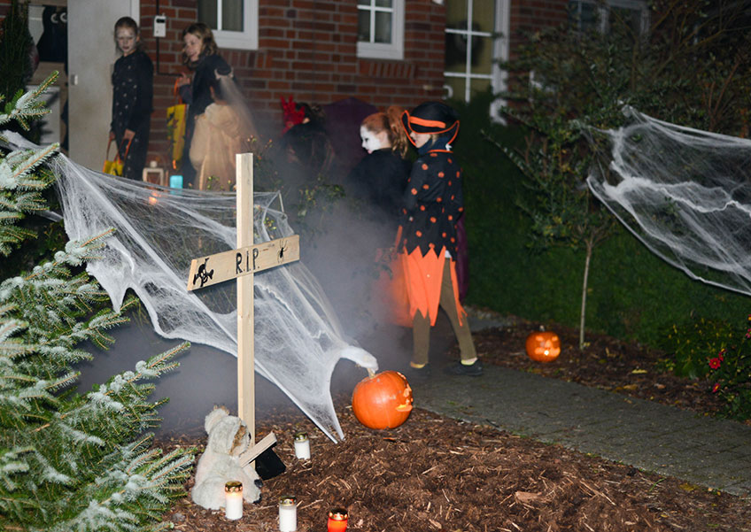Zu Halloween ein paar Kreuze in den Garten, etwas Spinnweben, schon steht der Friedhofsgarten Zu Halloween ein paar Kreuze in den Garten, etwas Spinnweben, schon steht der Friedhofsgarten