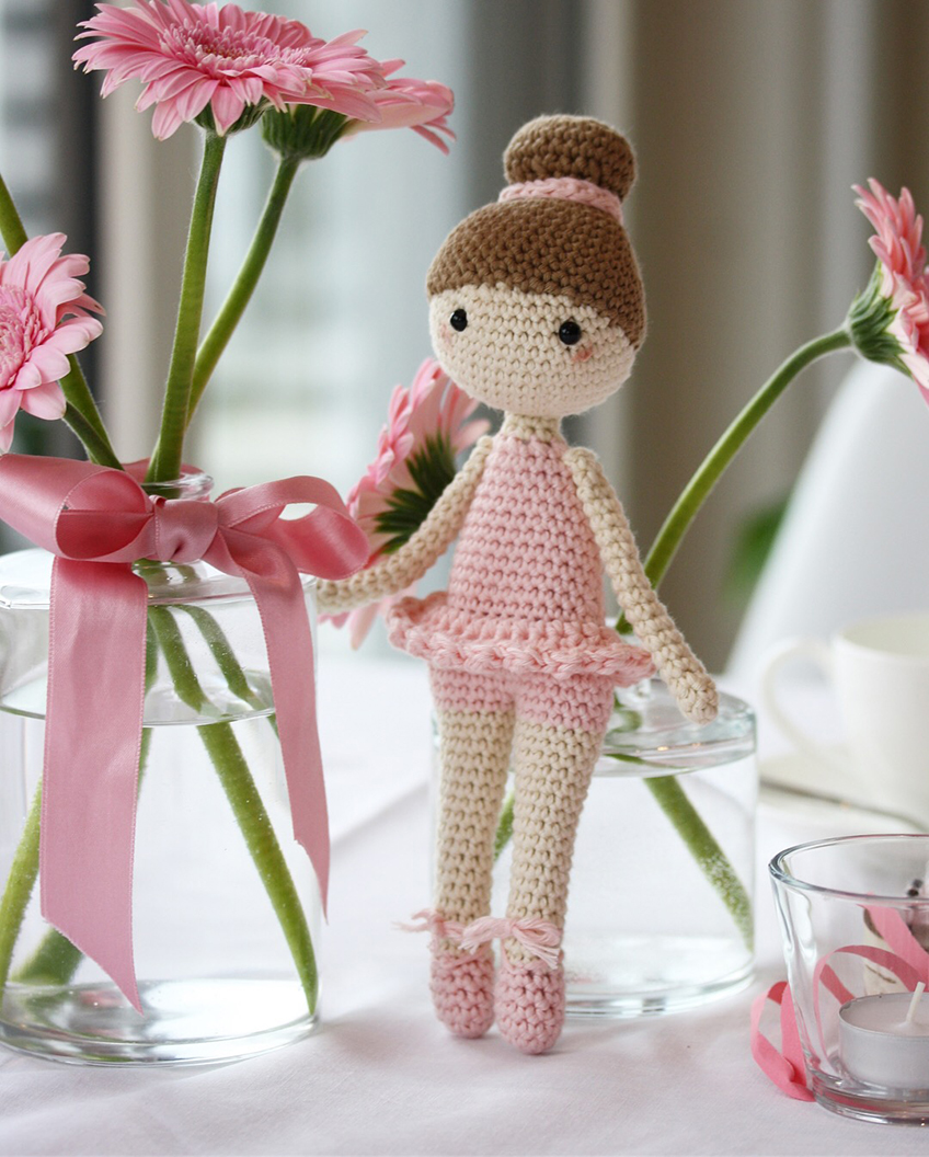 Wenn ihr Ballerinen-Figuren habt, nur her damit - das Ballerina-Motto kommt damit wunderbar zur Geltung. Foto: Fräulein Kuchenzauber Wenn ihr Ballerinen-Figuren habt, nur her damit - das Ballerina-Motto kommt damit wunderbar zur Geltung. Foto: Fräulein Kuchenzauber