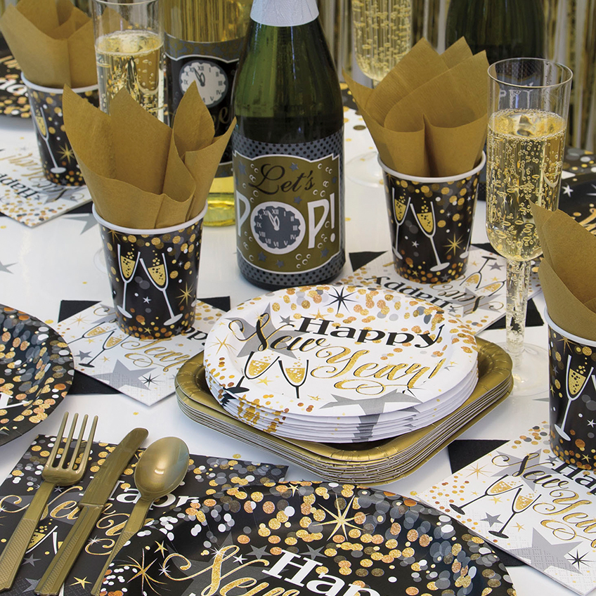 Es braucht nicht viel für den perfekten Silvestertisch - Deko bekommt ihr in unserem Shop Es braucht nicht viel für den perfekten Silvestertisch - Deko bekommt ihr in unserem Shop
