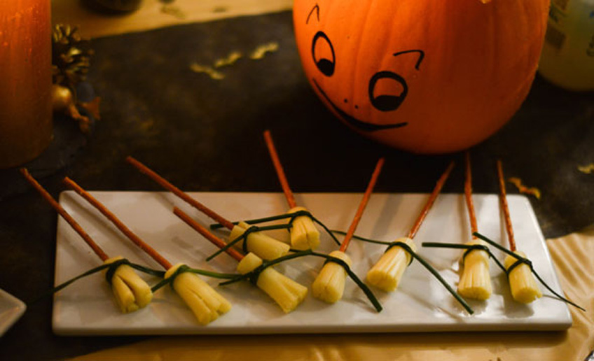Hexenbesen-Käse-Sticks für kleine Hexen und Hexenmeister zu Halloween Hexenbesen-Käse-Sticks für kleine Hexen und Hexenmeister zu Halloween