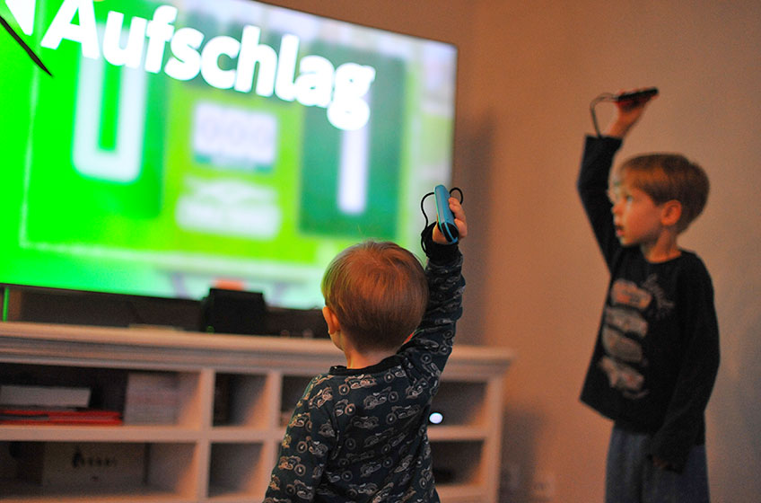 Kinder haben Spaß mit der Nintendo Switch Kinder haben Spaß mit der Nintendo Switch