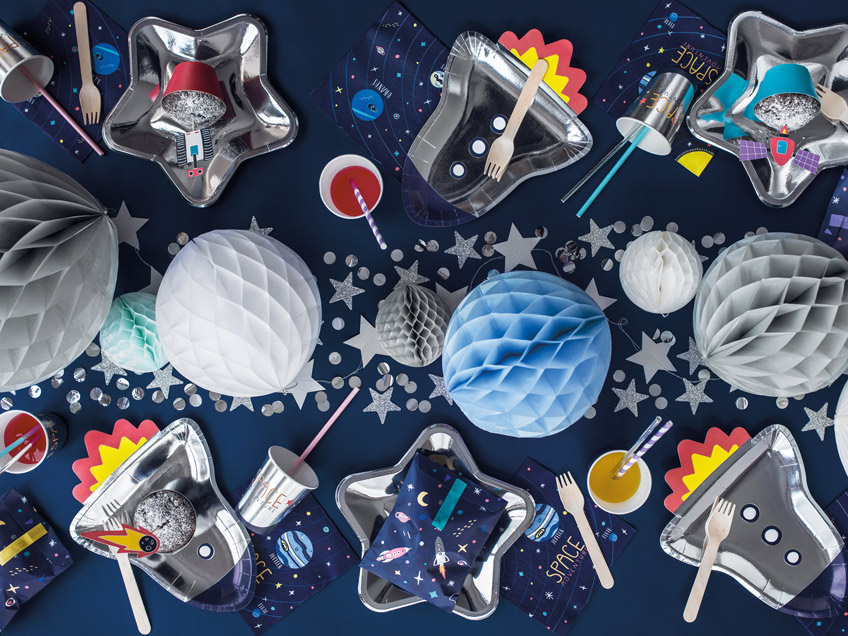 Sterne und Wabenbälle im Metallic-Look für die Space Party Sterne und Wabenbälle im Metallic-Look für die Space Party