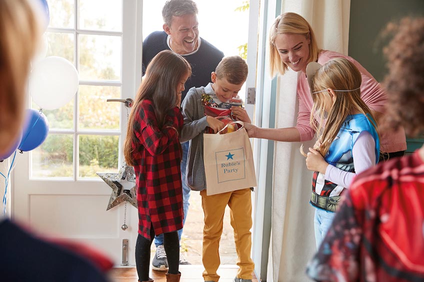 Mottofeier zum Kindergeburtstag mit Geschenken & Programm - was passt zu deinem Kind?