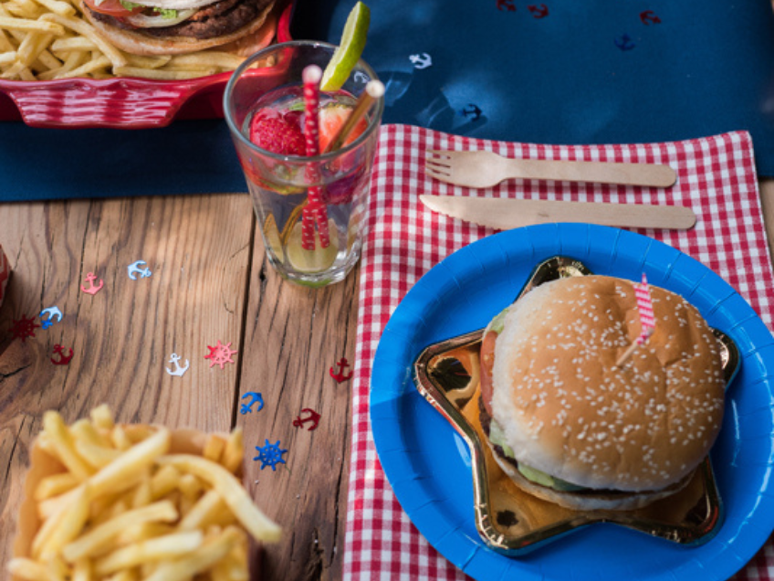 Leckere Burger auf coolem Partygeschirr - ein beliebtes und unkompliziertes Abendessen auf dem Kindergeburtstag Leckere Burger auf coolem Partygeschirr - ein beliebtes und unkompliziertes Abendessen auf dem Kindergeburtstag