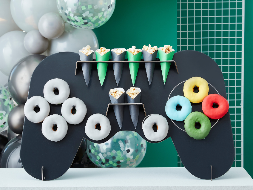 Sensationelle Geburtstagsdeko für Zocker - der Gebäckständer in Form eines Videospiel-Controllers Sensationelle Geburtstagsdeko für Zocker - der Gebäckständer in Form eines Videospiel-Controllers