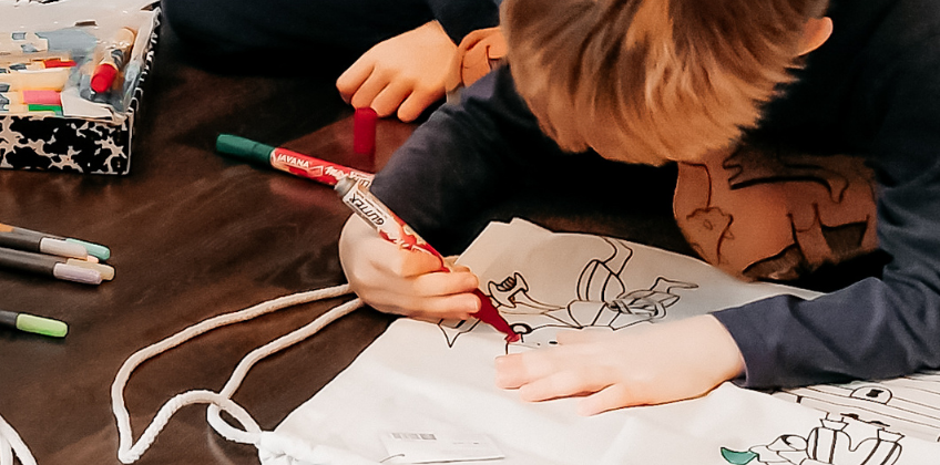 Kreative Kindergeburtstagsspiele wie Malspiele funktionieren auch in kleiner Runde Kreative Kindergeburtstagsspiele wie Malspiele funktionieren auch in kleiner Runde