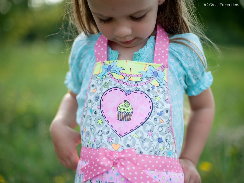 Diese Kinderschürze kann die kleine Zuckerbäckerin oder der kleine Bäcker mit bunten Stiften sogar selbst gestalten